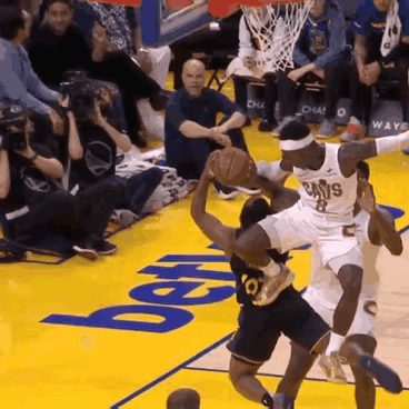 施罗德一个武当梯云纵，飞踹冲向克莱尔！
小黑的梯云纵耍的实在威风！
施罗德在国家