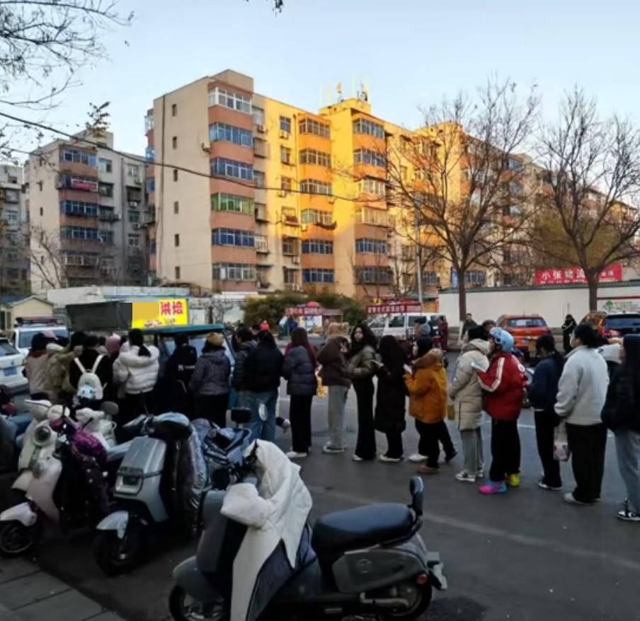 近日，郑州一个街头烘焙小摊火了，又是由于一个段子，老板在懵懂的状态下，得知自己成