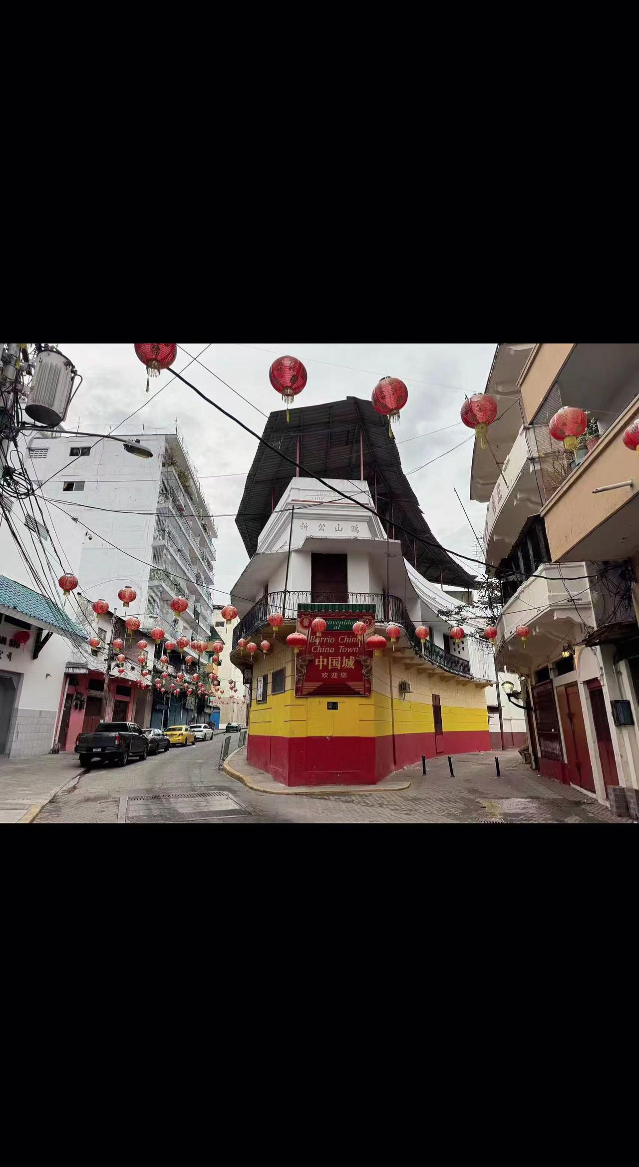 🏮灯笼悬在半空荡秋千，撞碎了洋楼的百年孤寂。红黄墙是凝固的烟火，巷子深处藏着时