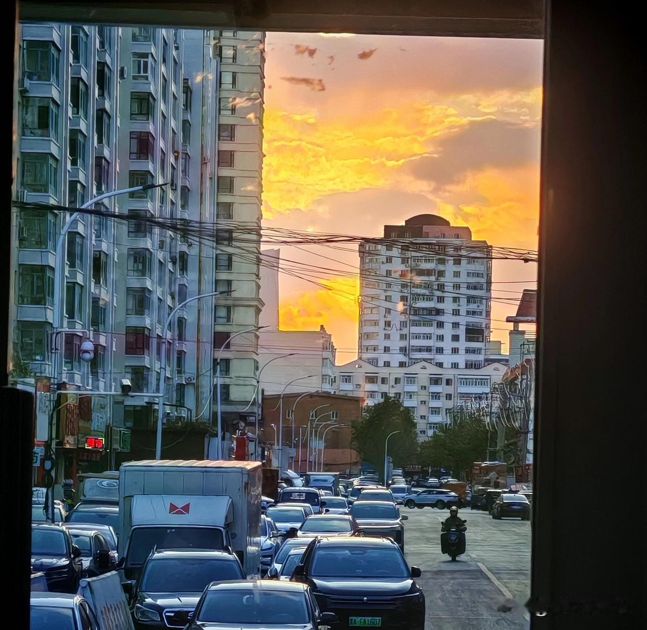 这个应该是因人而异吧，要看你在哪个城市，生活在什么层次，你对生活的向往，等等吧。