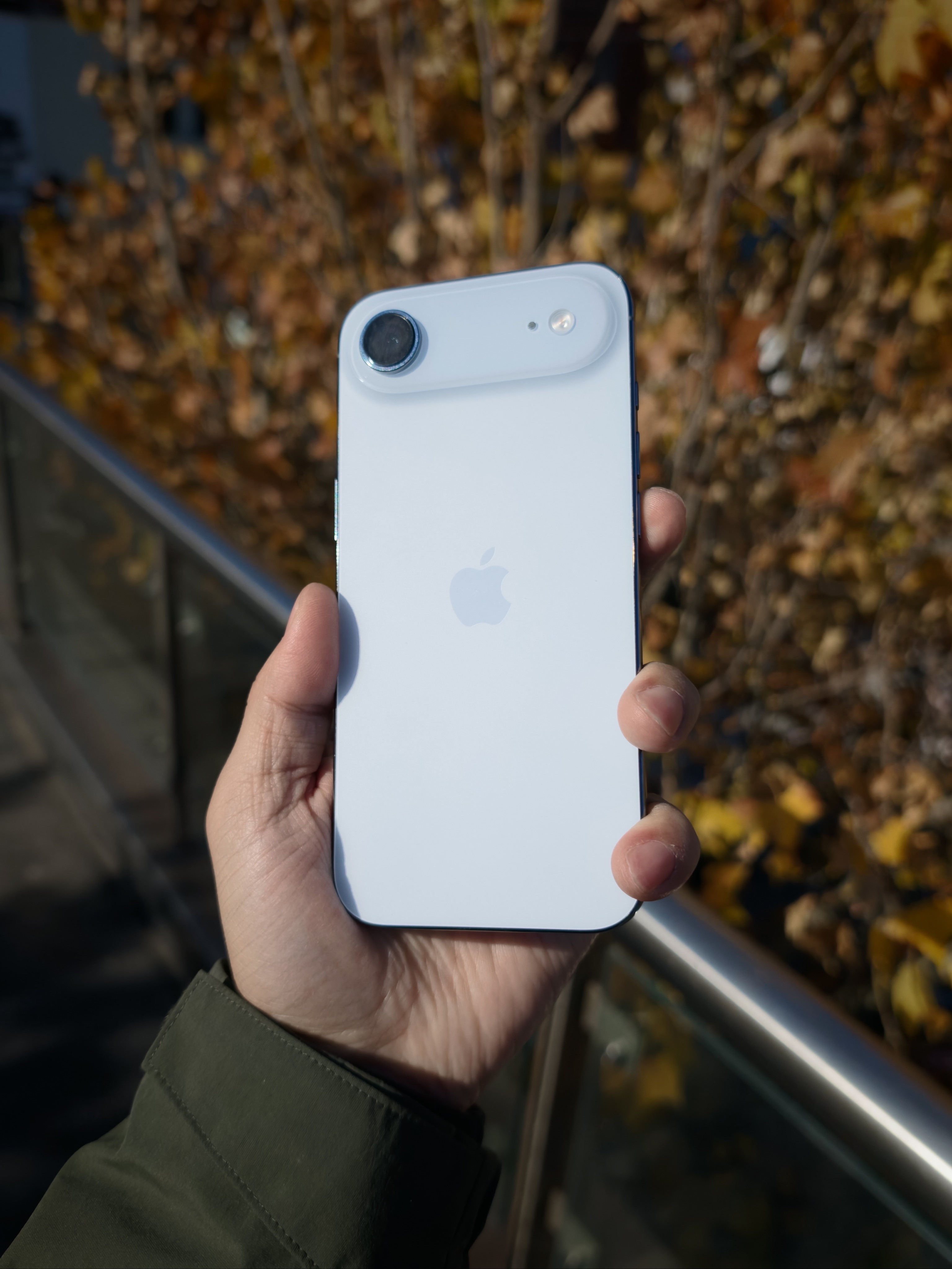 iPhone Air的手感怎么说呢，第一感觉很好，但是薄的手感我真不太喜欢，相比