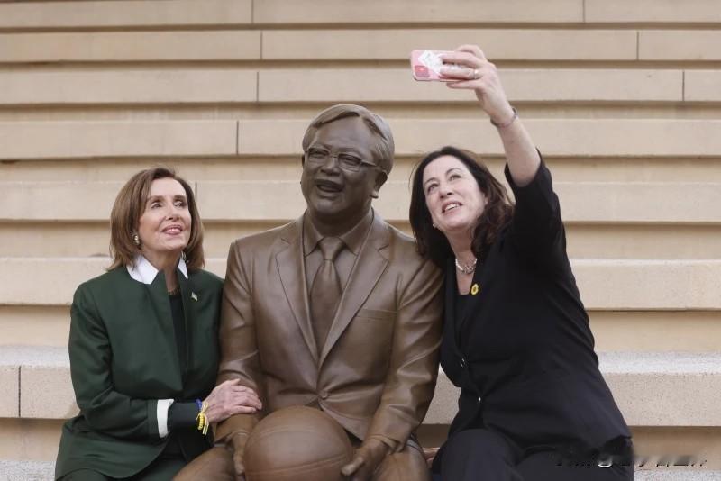 【最新消息：美国前众议长佩洛西的女儿宣布竞选加州参议院席位】
华盛顿时间2025