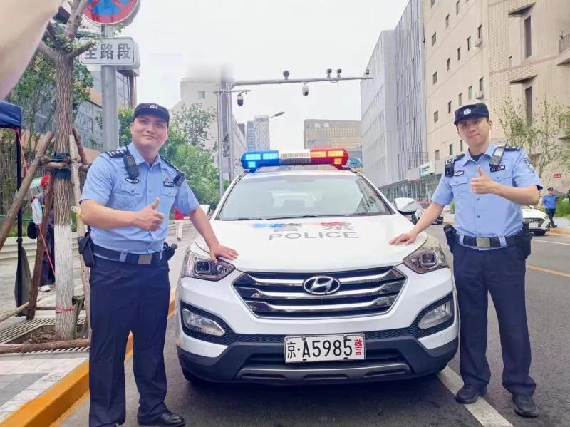 马上高考了，有个大哥开着大奔守在考场门口，车牌后三位是985。

路过的考生，路