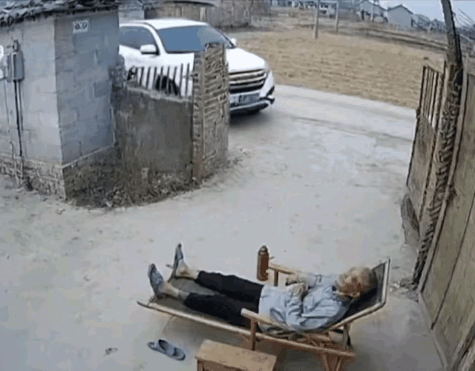 “处变不惊，古今多少事，都付笑谈中！一代烟雾冲九霄”，瞬间就想到杨慎的《临江仙·