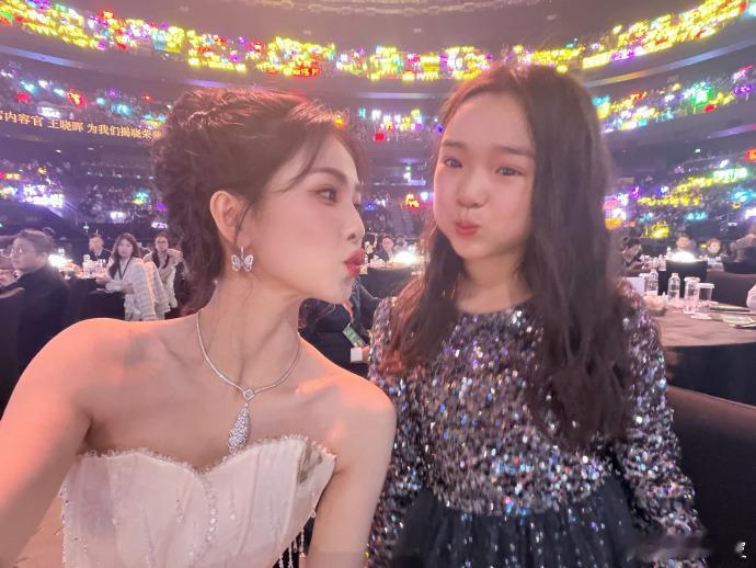 董璇晒小酒窝与白鹿自拍小酒窝追星成功了，好羡慕呀！两个人都是美女 