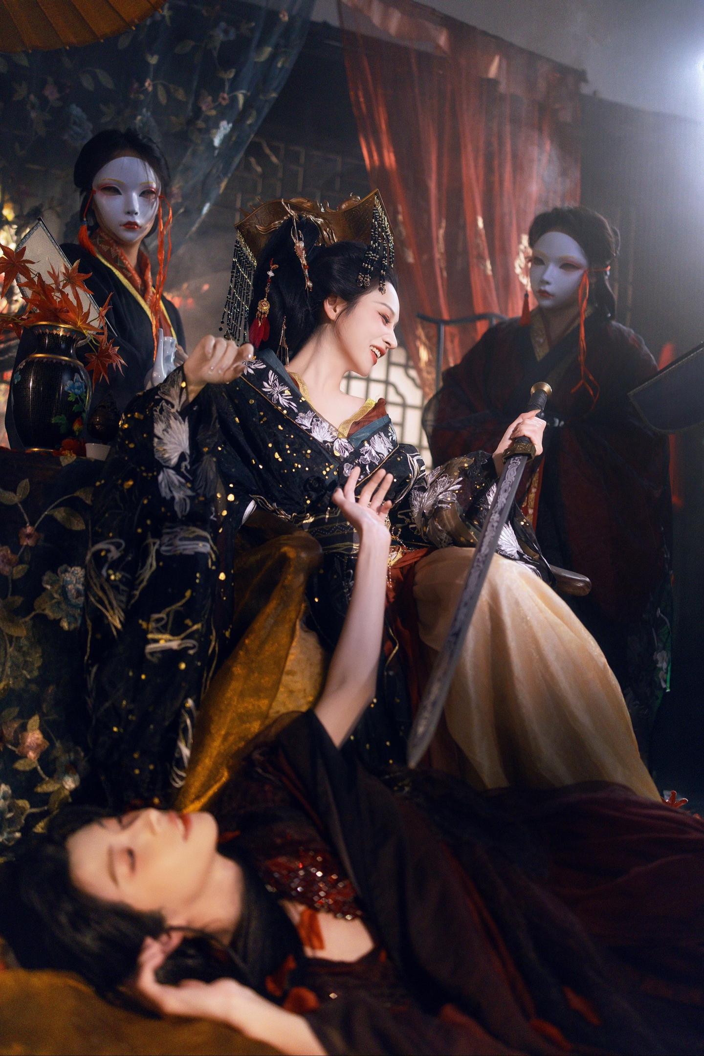 “孤的天下你也想要”女帝：猫猫阿姨 /妆造：穆然 男：垚垚/妆造：白画