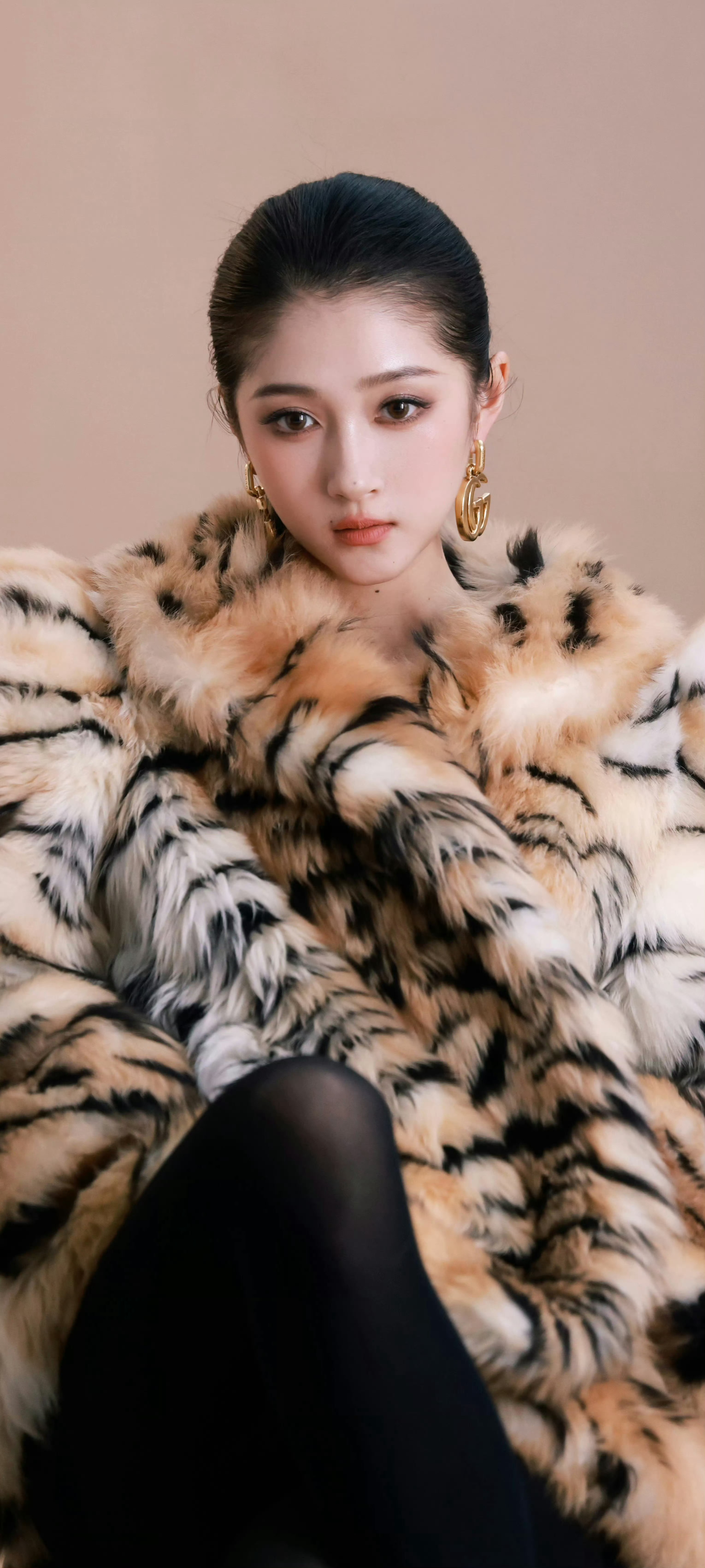 关晓彤豹纹皮草＋黑丝也是快要变成性感少妇了