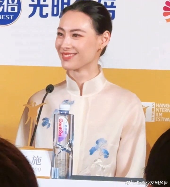梁洛施新中式梁洛施穿新中式上海国际电影节梁洛施穿新中式，这个气质绝了，好美啊 