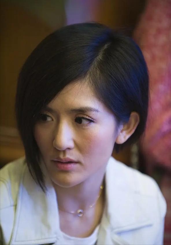 一次，谢娜在包文婧那借了3万澳元，后来还给她3万人民币，包文婧闷闷不乐，直接问她