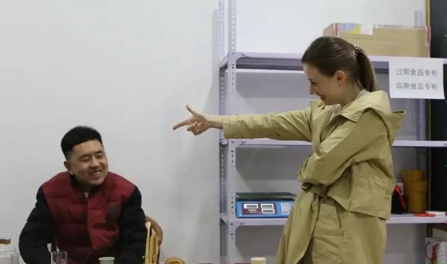 2012年，23岁俄罗斯女子不幸患上脑瘤。她难过地对比她大8岁的中国丈夫说：“我