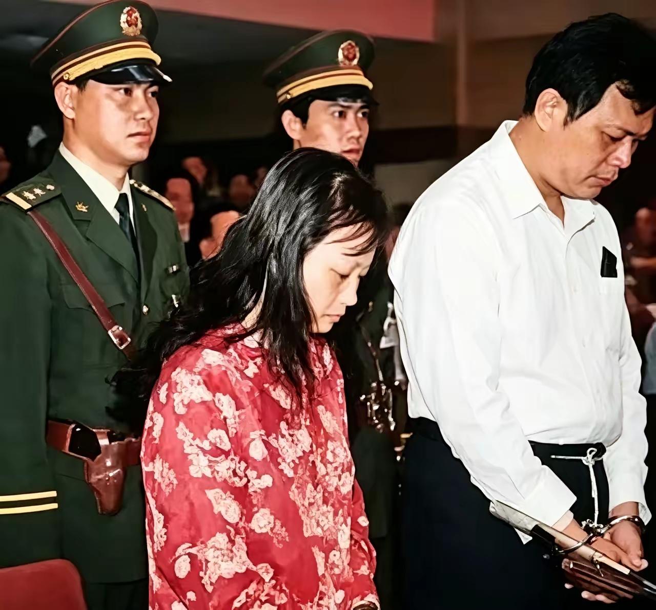1998年，海南戚火贵和妻子一起同堂受审。判决之后，他在悔过材料中请求，希望能留