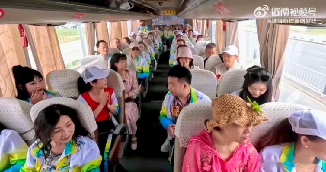 谢娜天选幼师圣体 姐姐当家 团建现场的气氛担当非娜姐莫属！和叔叔阿姨玩到一块儿，