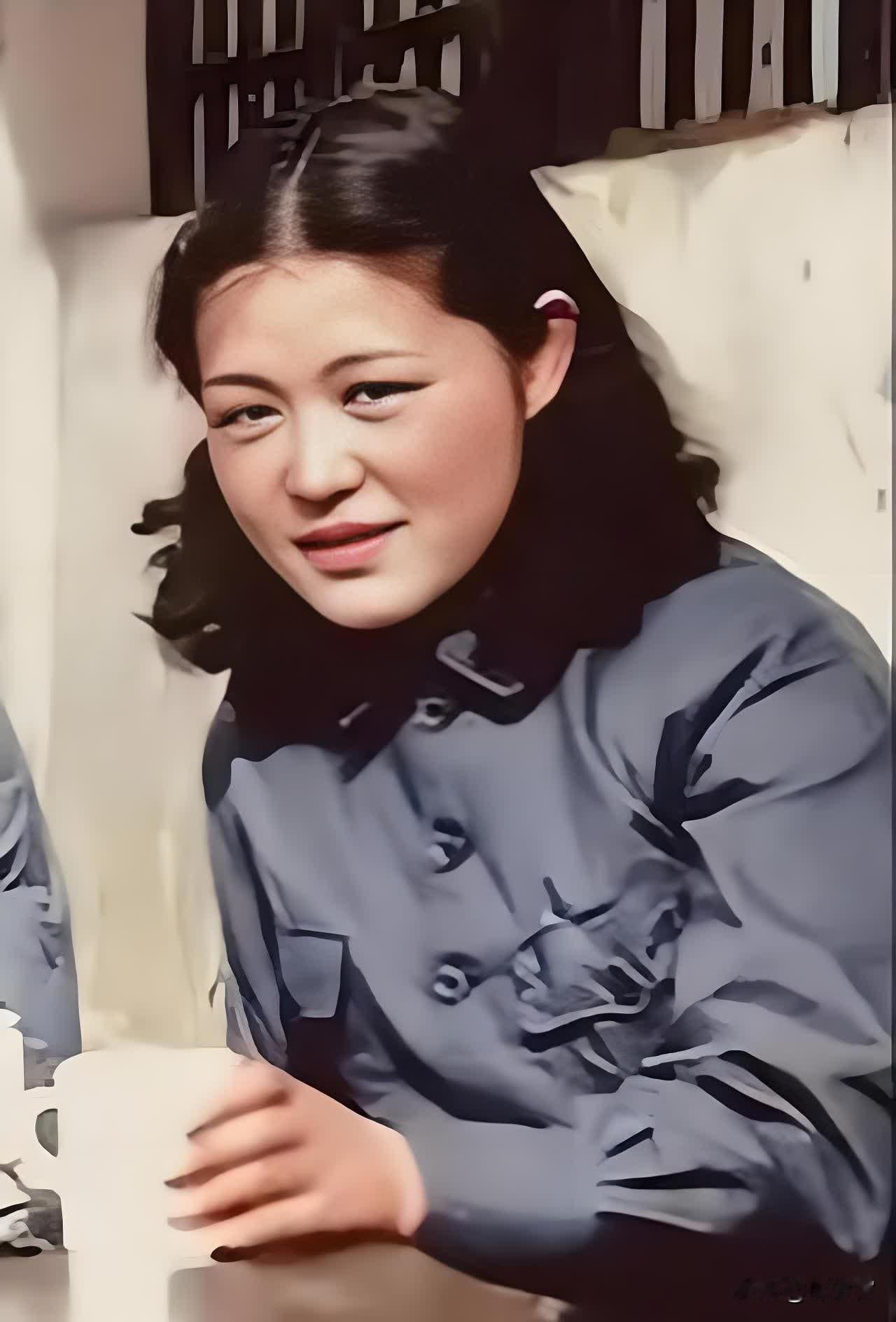 她是“延安第一美女”，曾在1937年与贺子珍发生冲突，多次申请入党被拒，她的结局