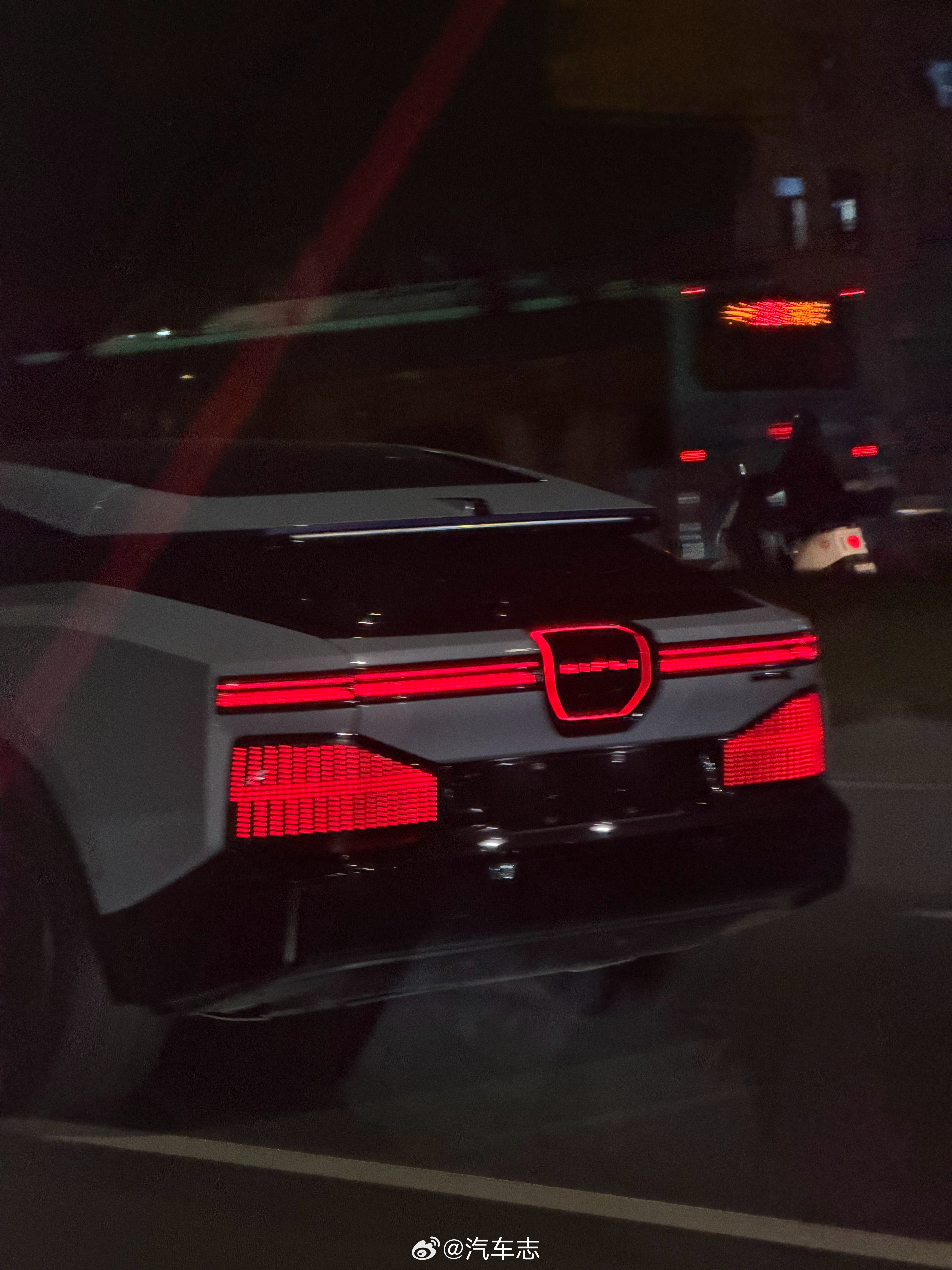 竟然还能没到All Old HiPhi Z车尾还是一如既往的有辨识度，老远就认出