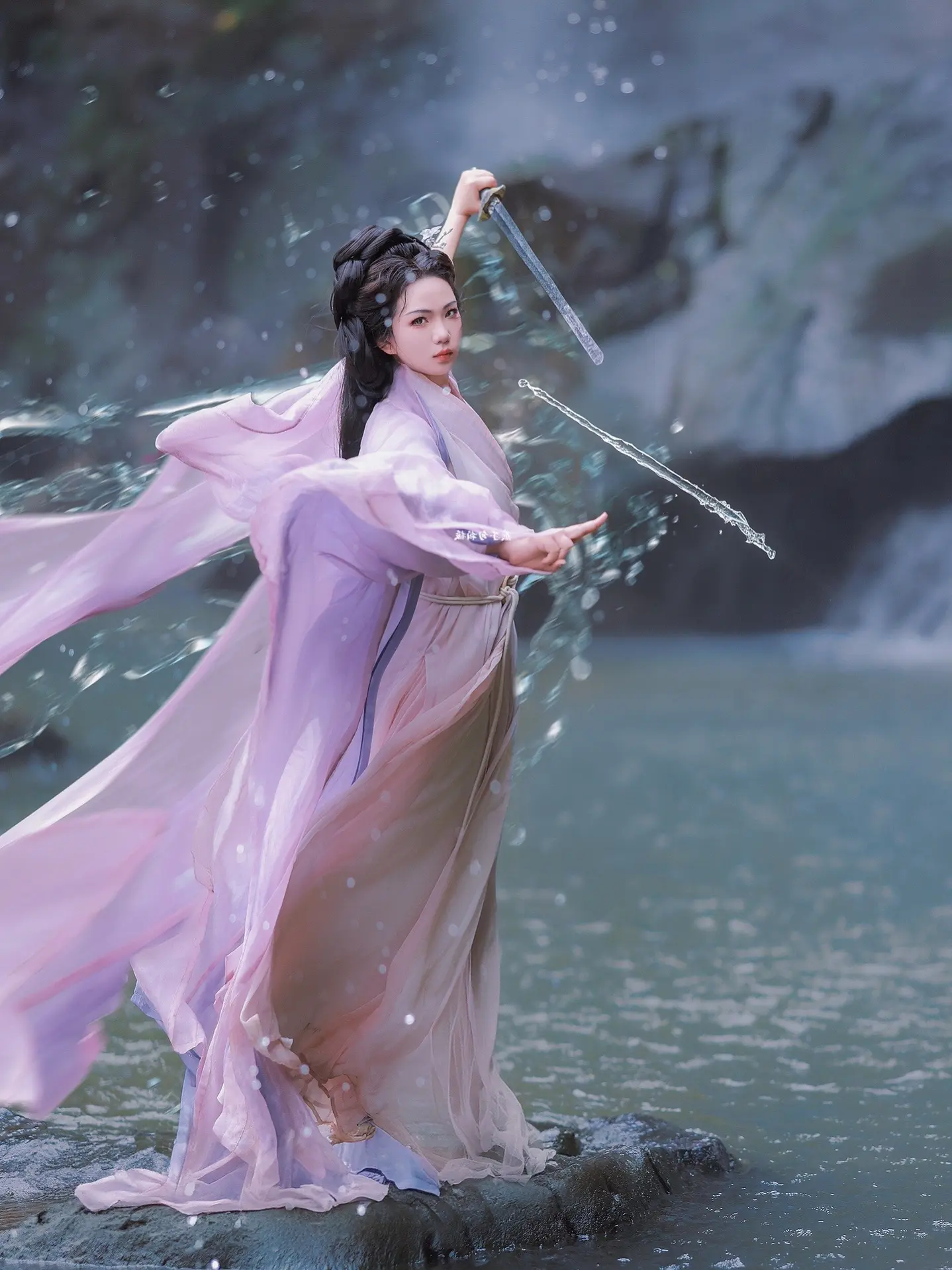 道友，你有着先天水灵根，这区区御水术岂不是易如反掌！