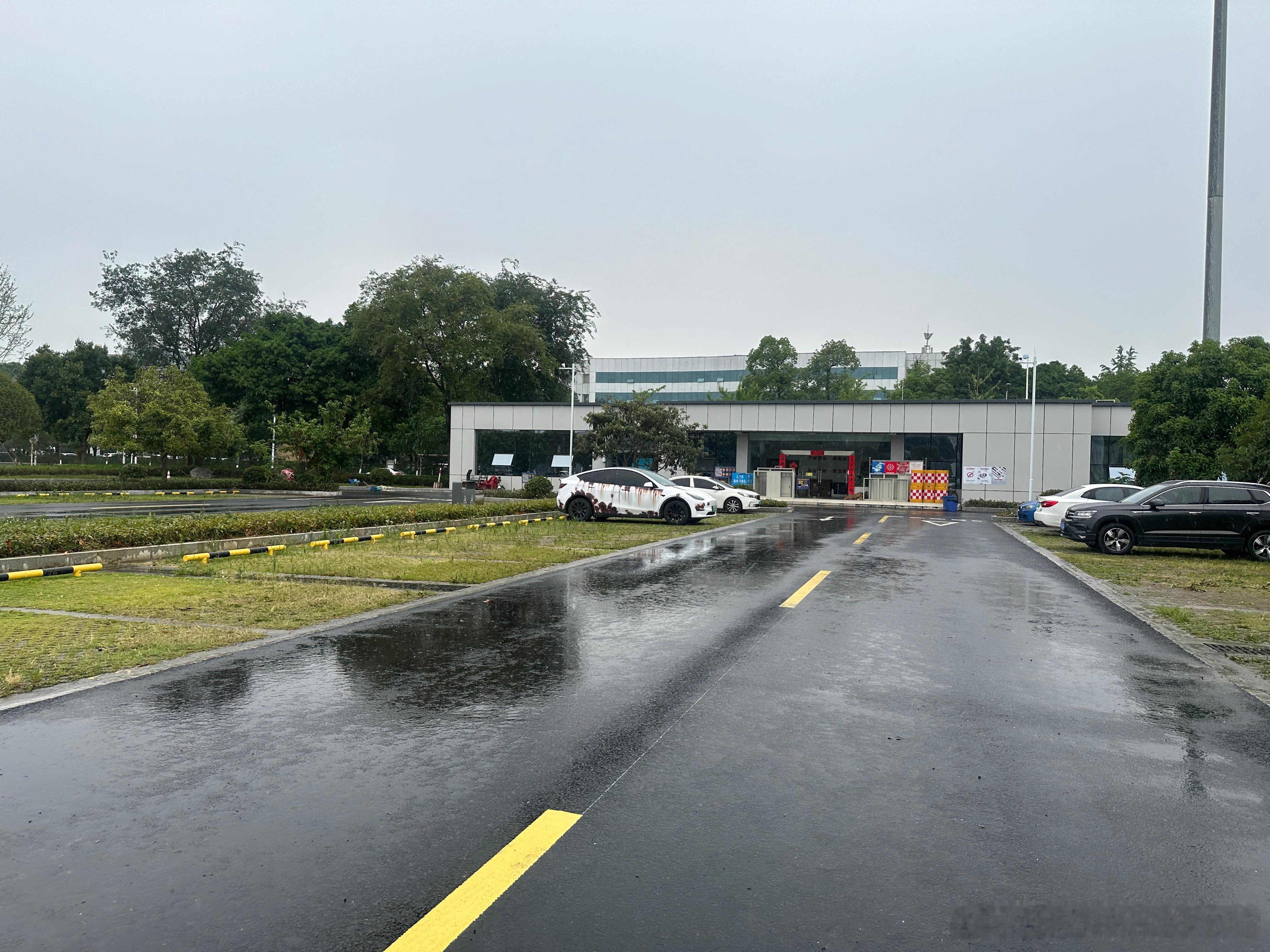 下雨天还是不要把特斯拉停在室外，容易生锈，你看这哥们的ModelY都秀成这样了[