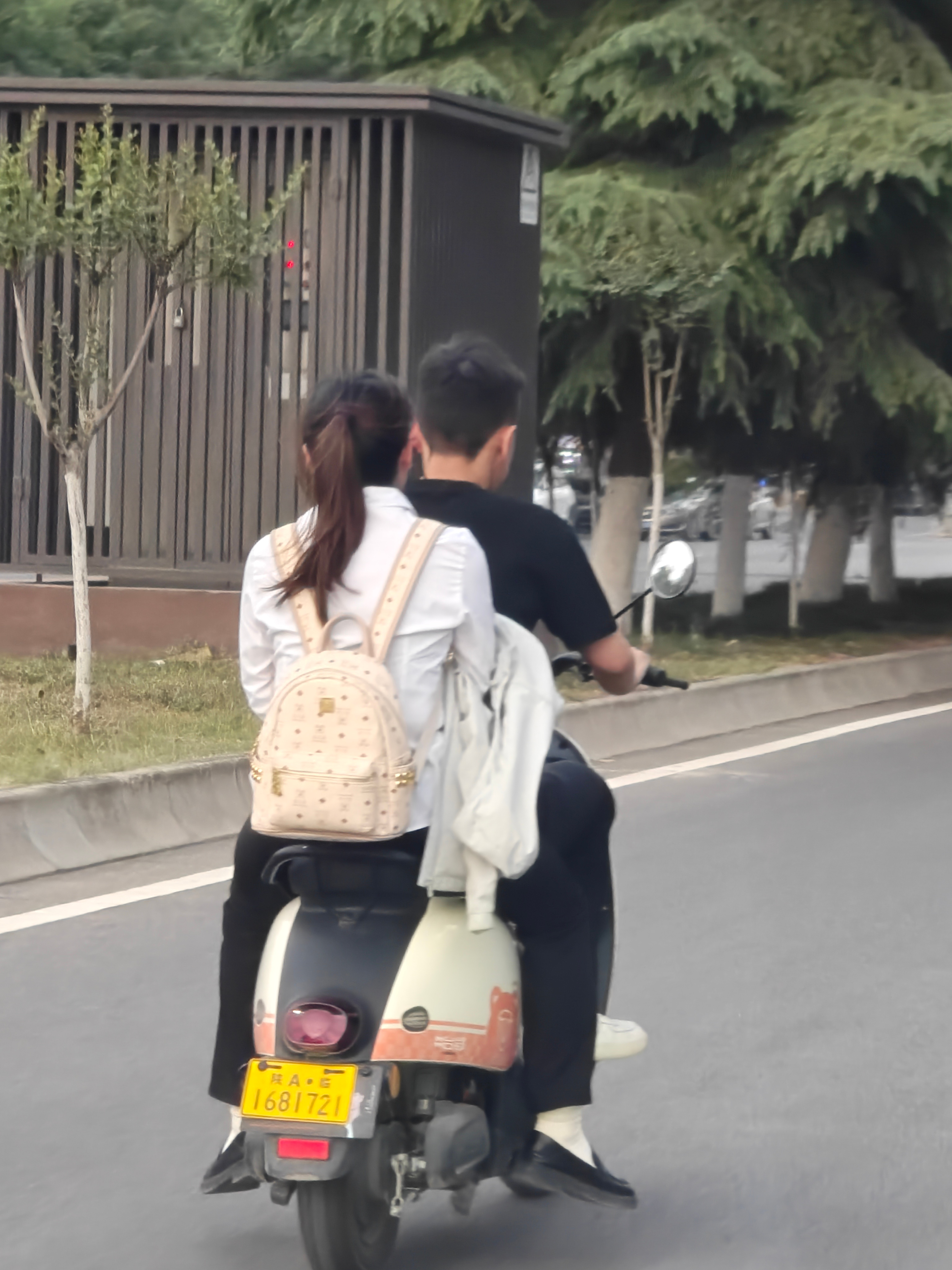 现在整天开车还挺羡慕这小两口骑电驴上下班 ​​​