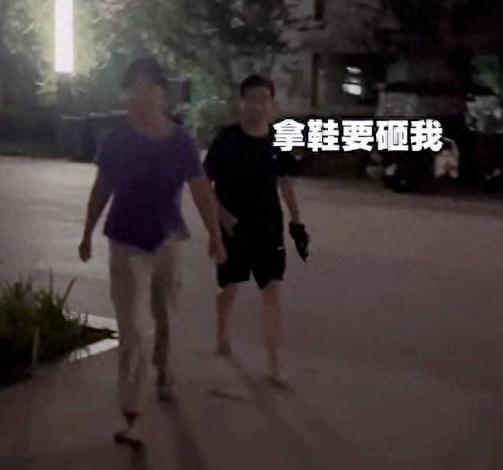 山东女子被父母追着打，小区楼下骂街，只为逼迫参加弟弟订婚宴

 
深夜的小区里，
