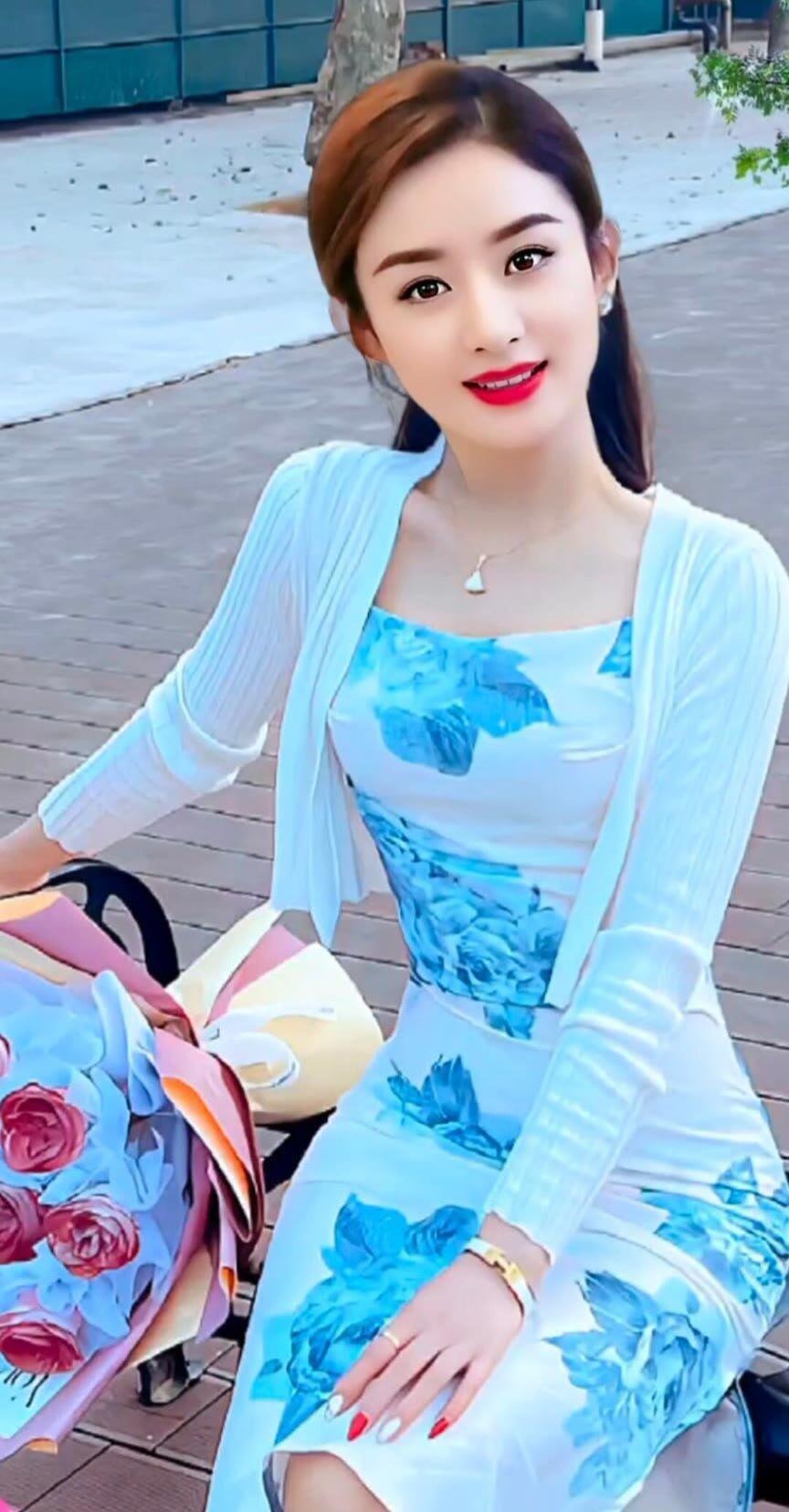 优雅蓝调连衣裙，花束相伴，春日气息满满！🌸💃🌸