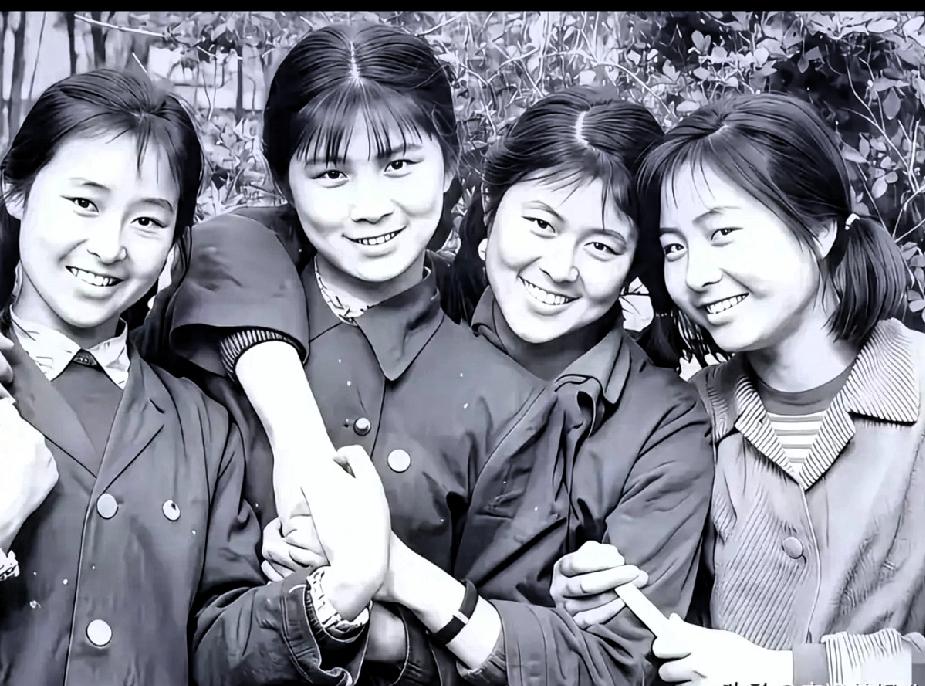 月不饶人呐，特别不饶女人！
曾经靓丽的美少女，一转眼变成了老太太，
这是著名节目