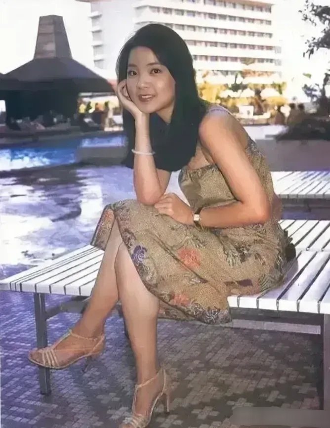 邓丽君年轻时候照片，并没有惊为天人，放在现在的话，顶多就是个网红的水平吧，我觉得