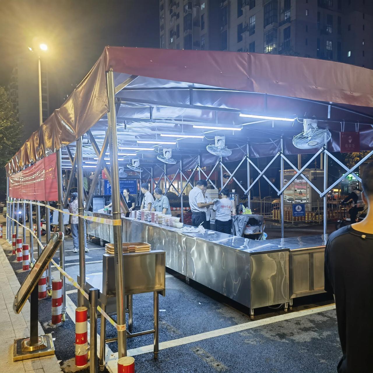 武汉的大酒店大酒楼经营情况也不太好，纷纷放下身段沿街叫卖，很多荤菜也就二三十块钱