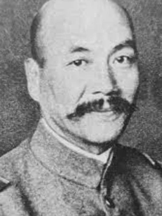 1942年，中国炮兵正在擦拭炮弹，见炮弹受潮，一个炮兵提议：“让我打一炮吧！”这