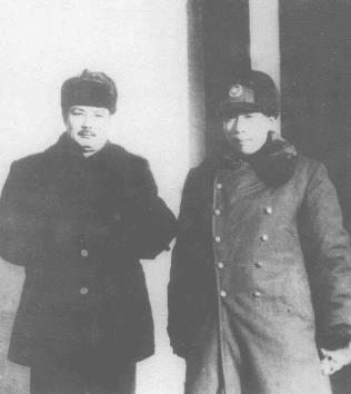 1946年伍修权(右)担任军调部长春分部中共首席代表时与叶剑英在北平