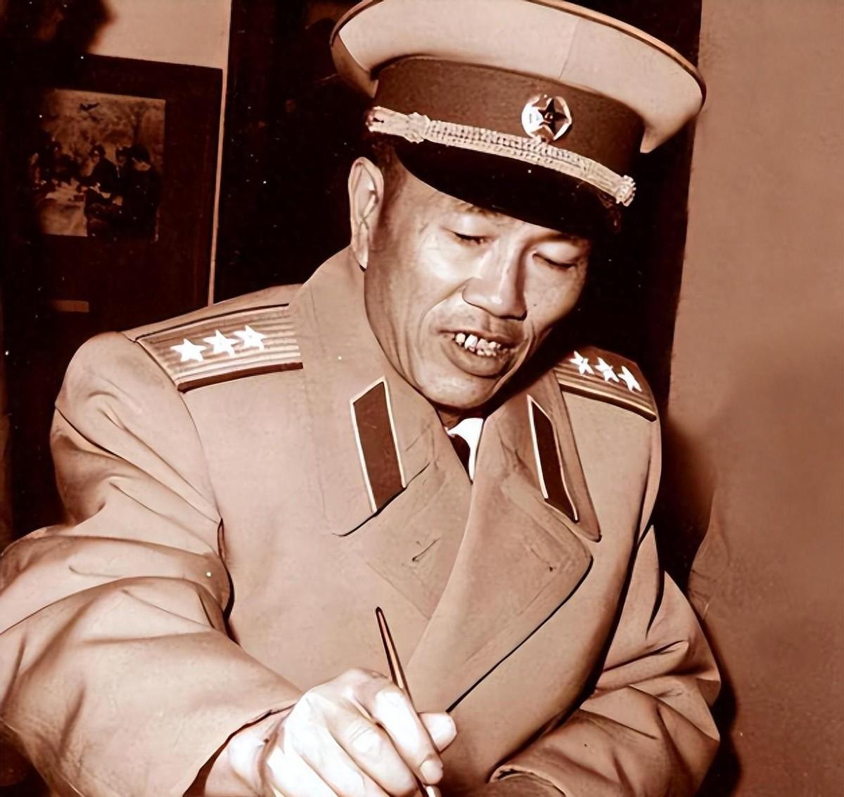 1980年收到总政治部审查结论时邓华声音哽咽，遗憾的是一切已无法挽回！
1979