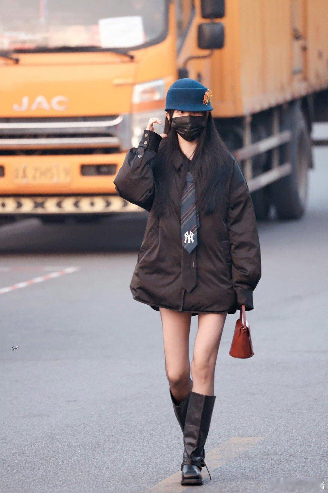 虞书欣今日《云初令》上班饭拍，主母今天完全是时髦女大