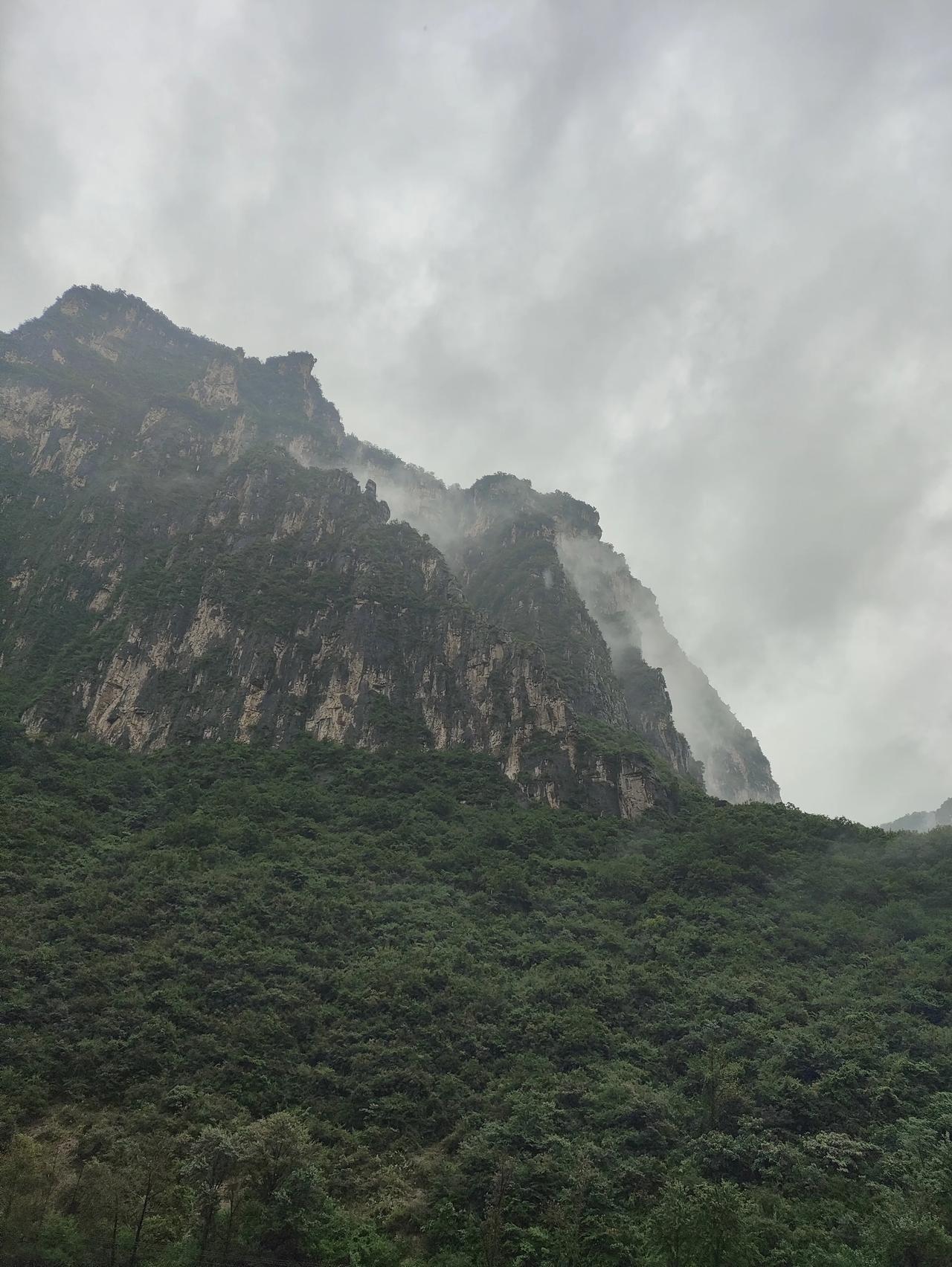 旅游计划里明天该回家了。
    但台风"白海豚"显然比我们更爱双底村——赖了三