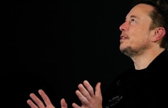 马斯克一句话点醒全世界：现在全球疯抢的不是芯片，是中国造20万一台的“大铁箱子”