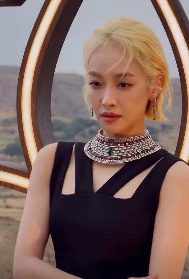 最近宋茜在出席时尚活动的时候搭配了一件黑色的吊带裙，看上去特别的高贵，也很有魅力