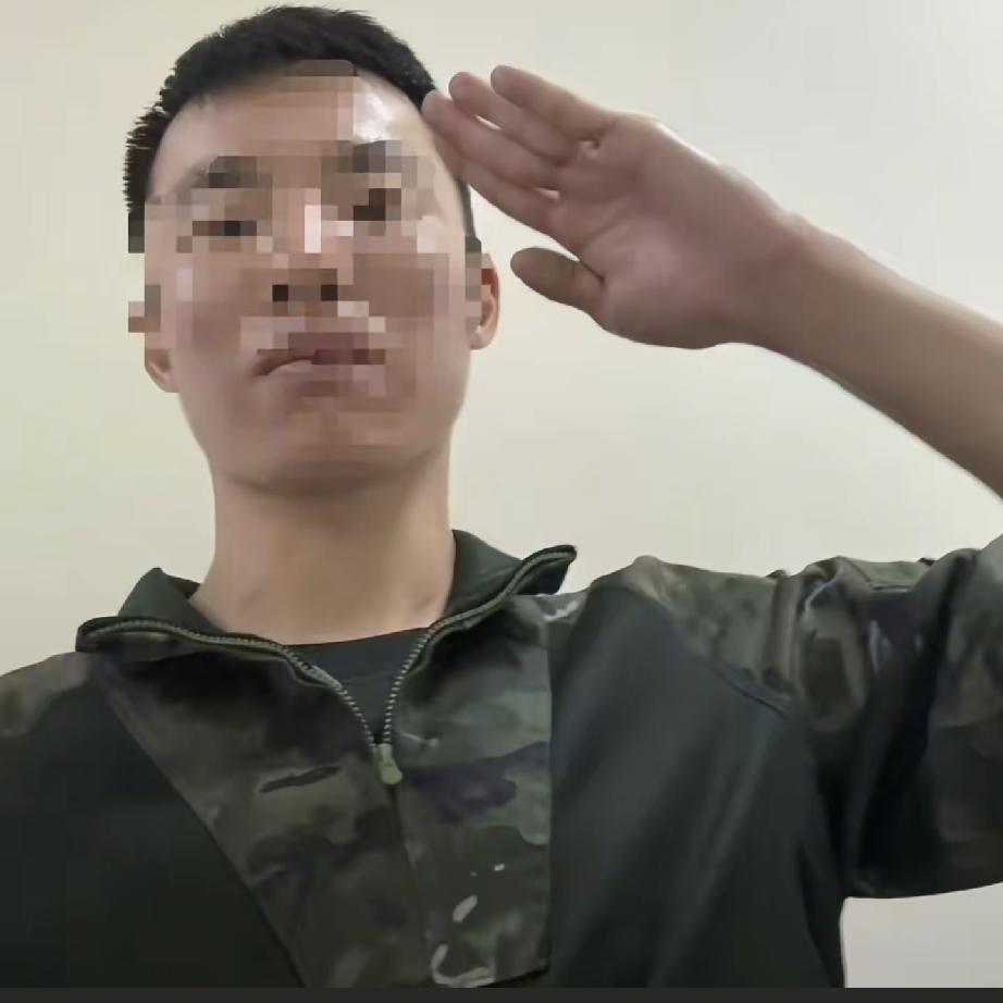 陈宇昕的身世越来越看不明白了
有网友晒出陈宇昕穿着一身武警蛙服敬礼的照片
陈宇昕
