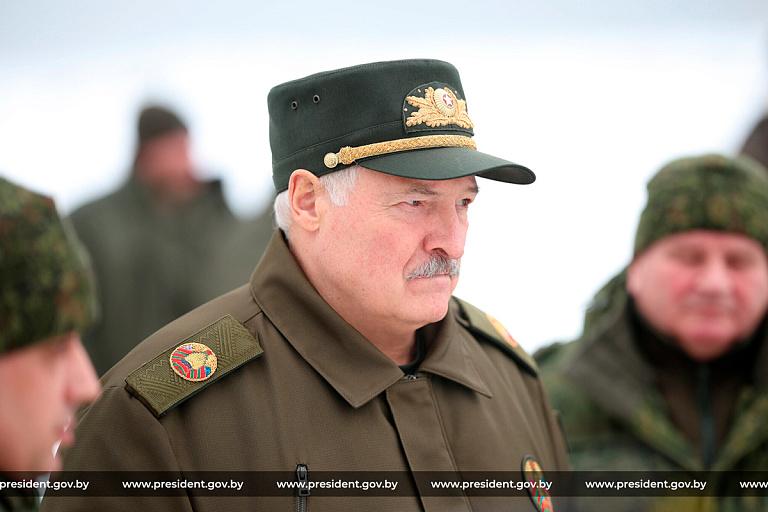 观看实弹训练后，卢卡申科要让负责军事训练的人吃苦头

2月13日，白俄罗斯通讯社