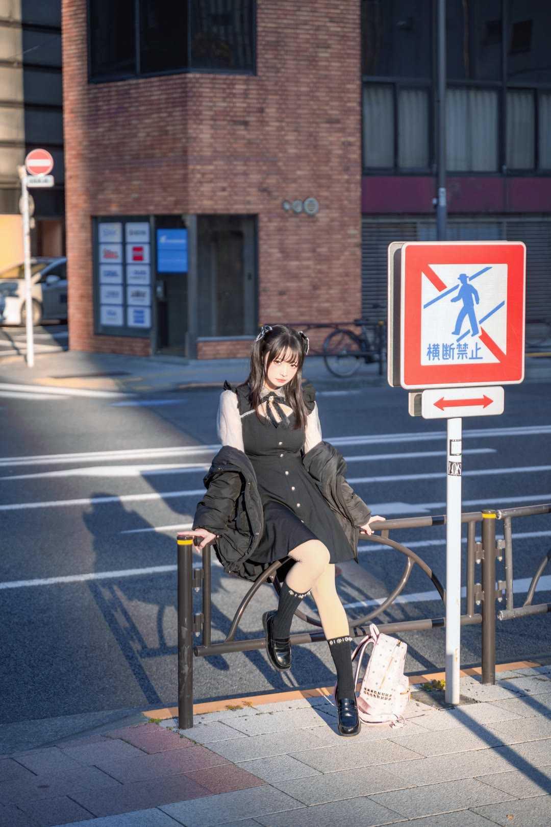 电影感日系穿搭日系街头甜酷风拿捏住了！黑白连衣裙自带学院滤镜，蕾丝袖温柔又带点小
