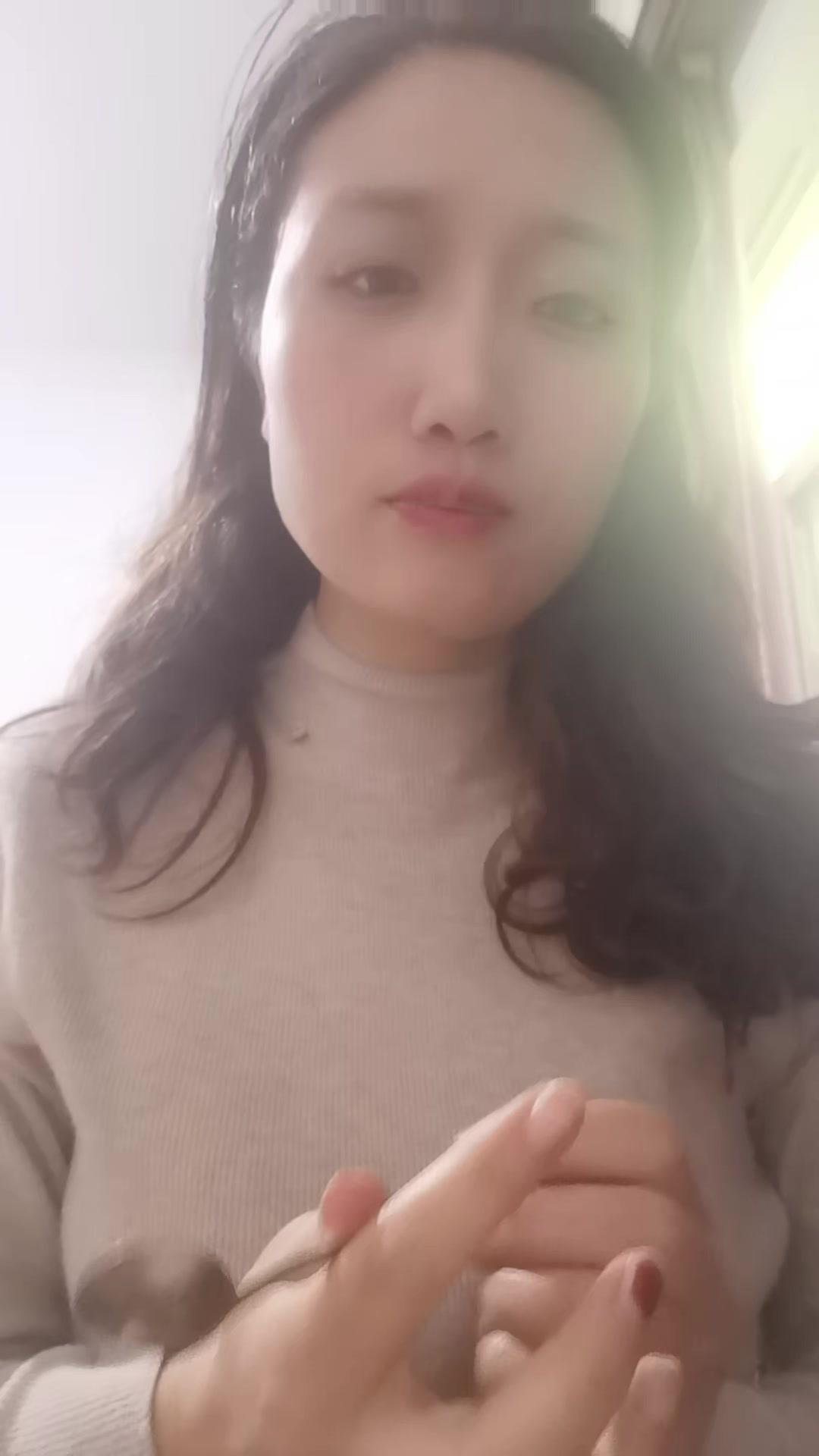 董明珠代言，格力凭什么？💡董明珠作为格力领军人物，坚持亲自代言，省下巨额广告费