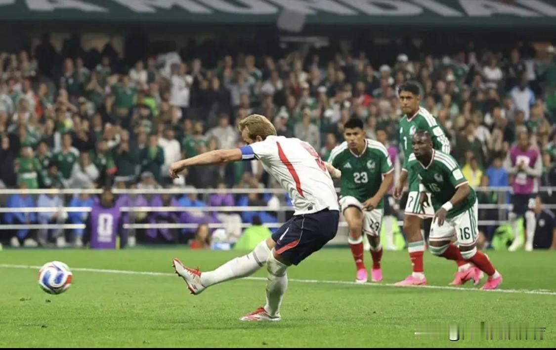 英格兰3-2墨西哥，凯恩点球破门，追平梅西的纪录。
本场比赛开赛前，凯恩在本届世