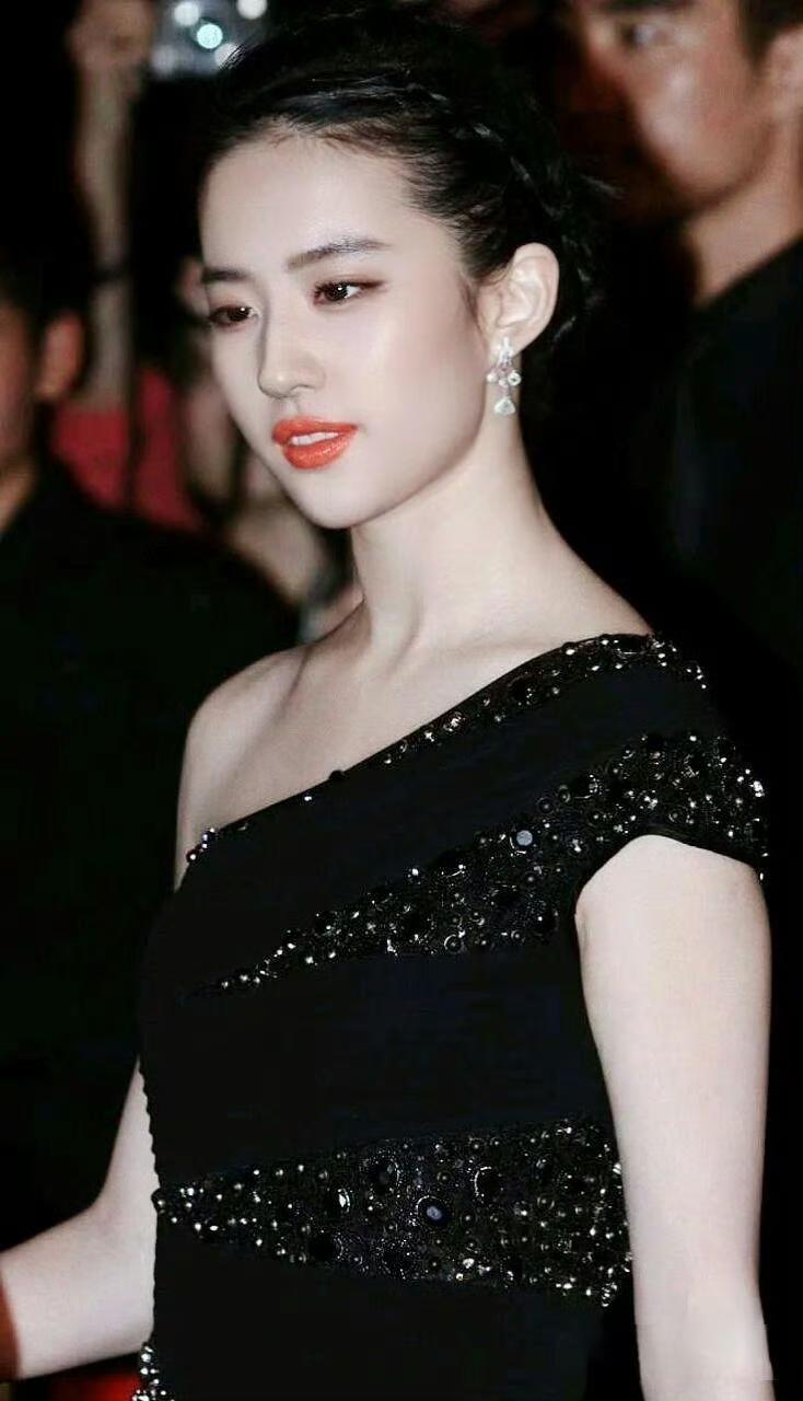 分享一张大部分人都没见过的刘亦菲 ，速度搜藏[害羞]