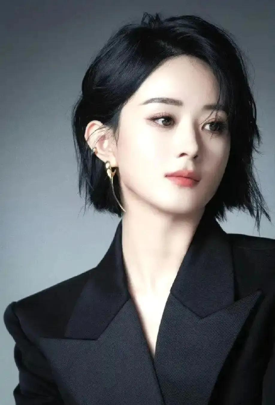 赵丽颖短发杀疯！中年女性的变美密码被她拿捏
 
家人们，最近被赵丽颖这组短发造型