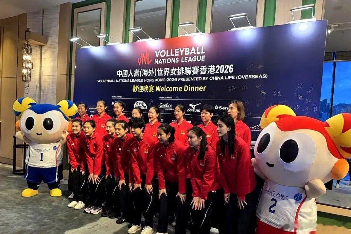 镜头给到女排在香港的晚宴，一桌子国手，气氛却有点不对劲。全场没人看镜头，所有人的