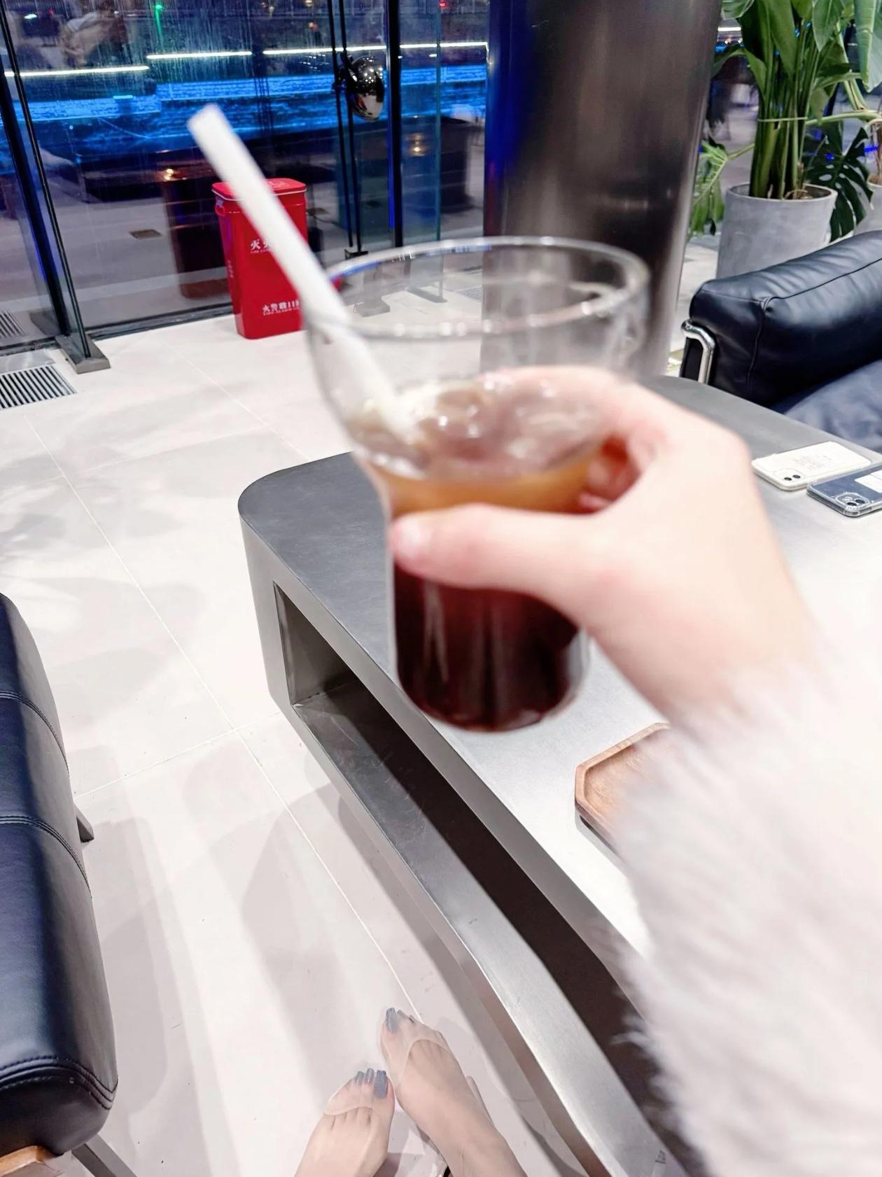 什么颜色的美甲好看又显白一杯冰美式美甲