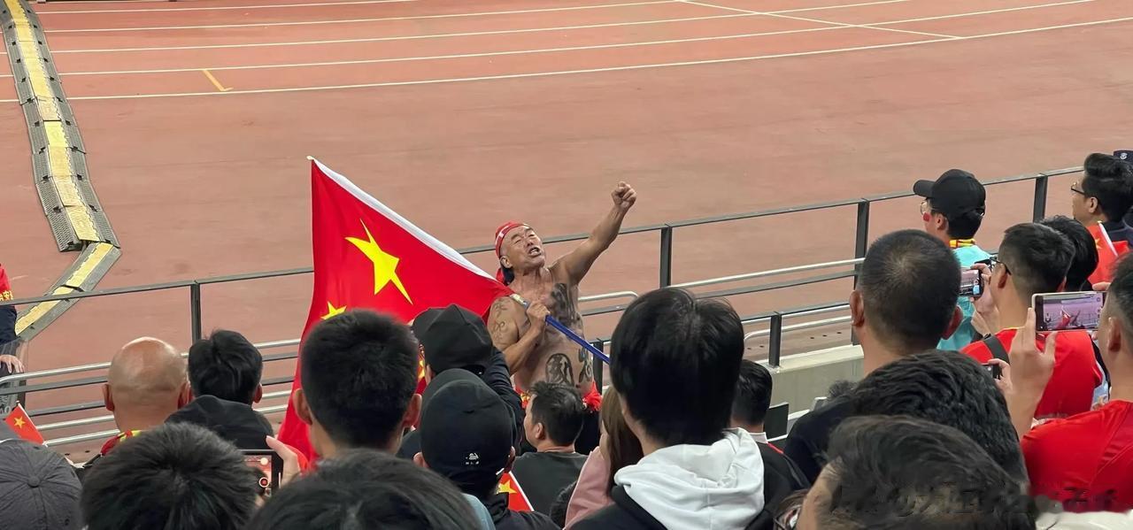 世预赛，中国队0:3不敌韩国队，输球正常，双方实力的体现。
在深圳的中国队主场，