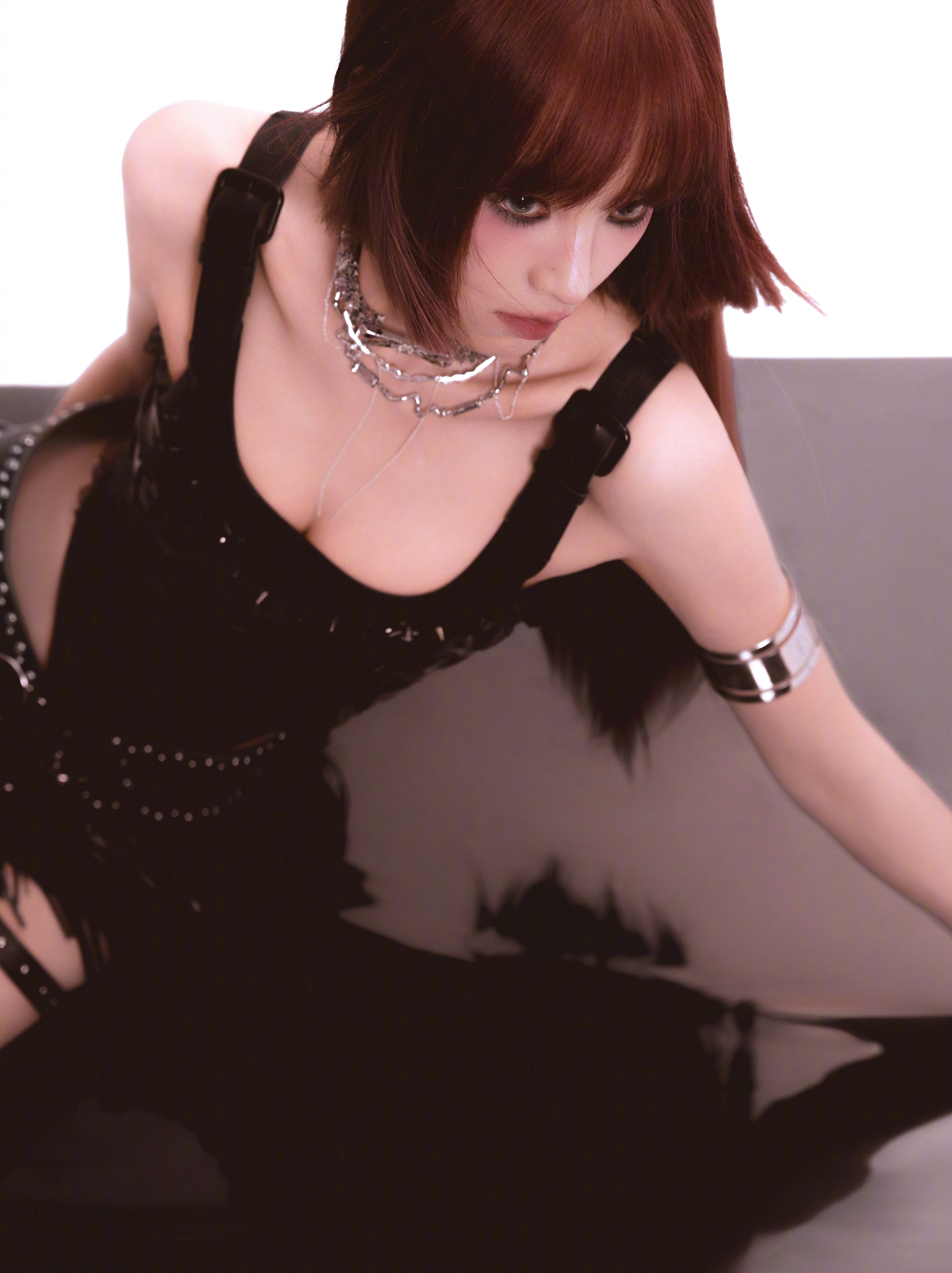 所有人感受黄灿灿公主切冷脸造型，完全女团门面啊！燥候Camera ready，科