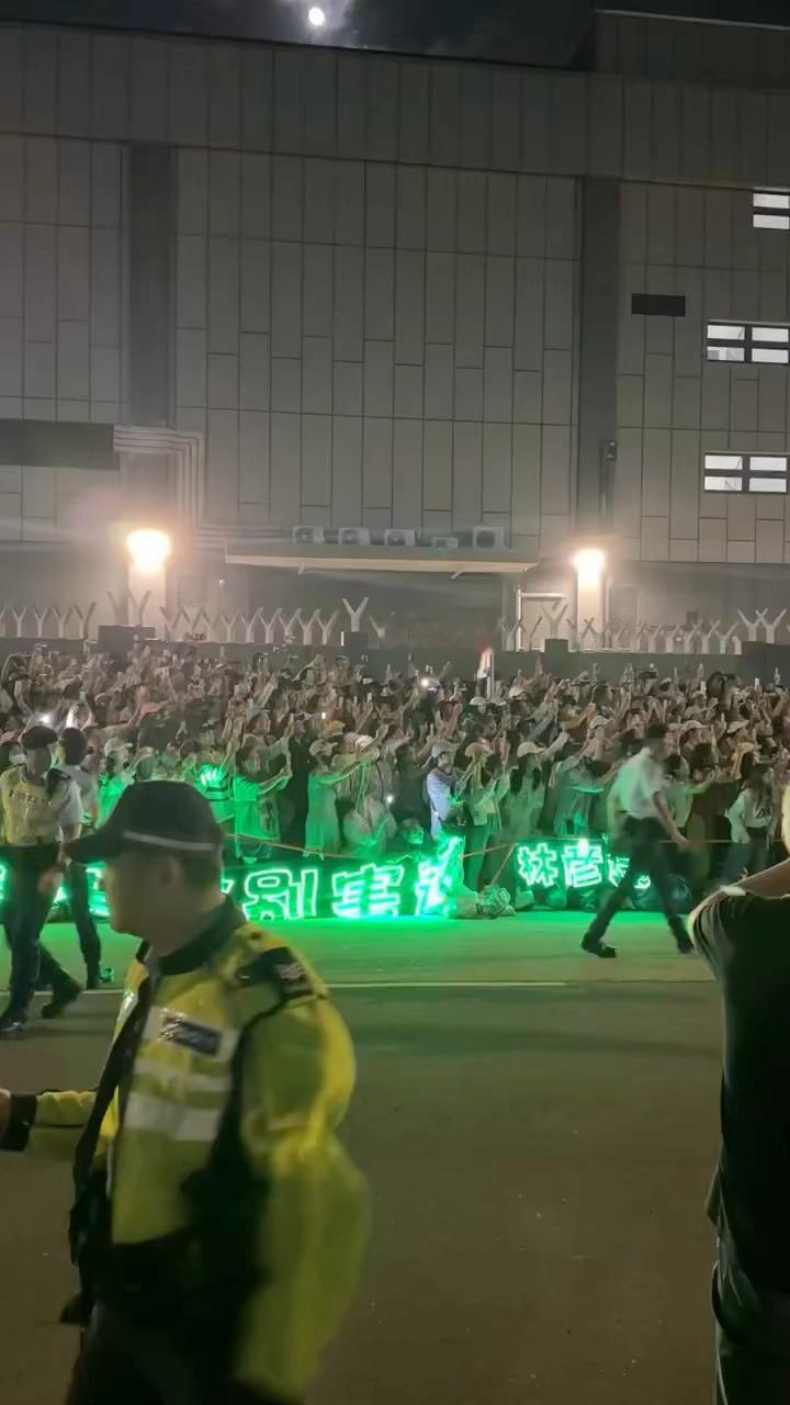 现场太震撼了吧！无任何通知➕工作日➕香港，还这么人山人海 ​​​