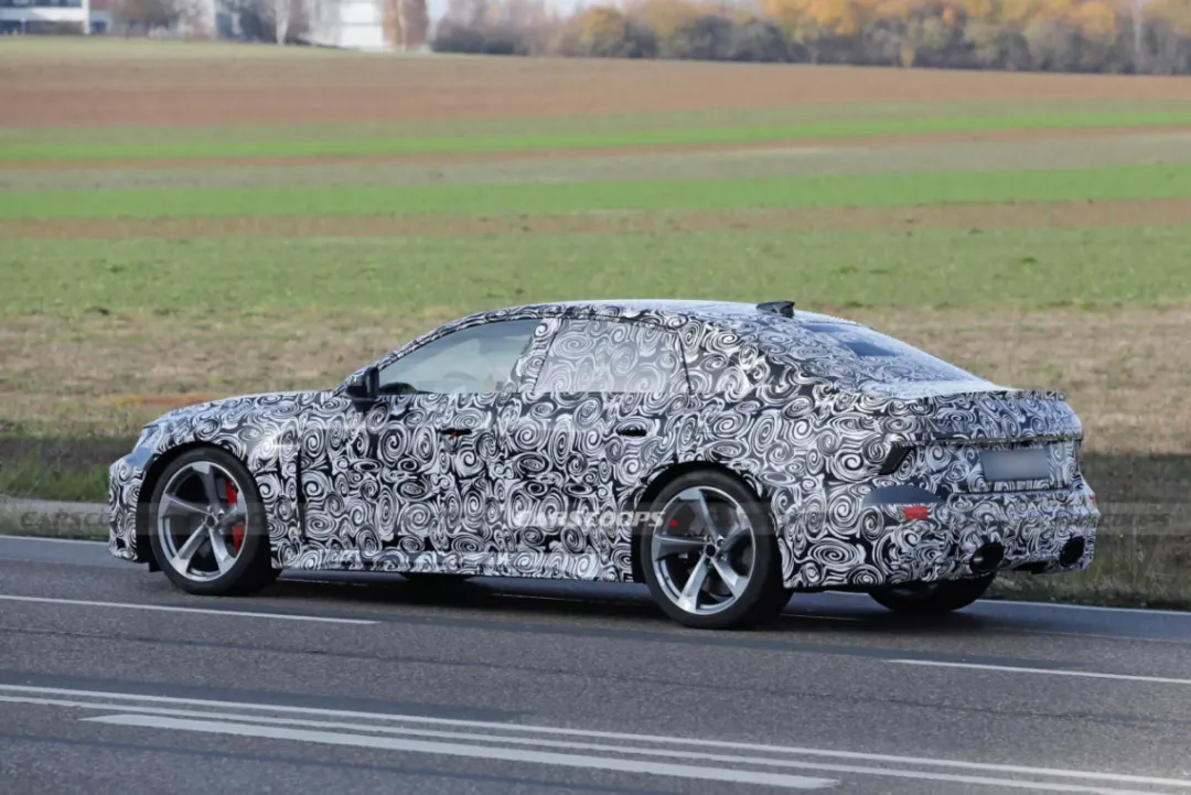 最新谍照显示，奥迪正在研发RS6三厢轿车版本，与Avant旅行版同步推进。这意味