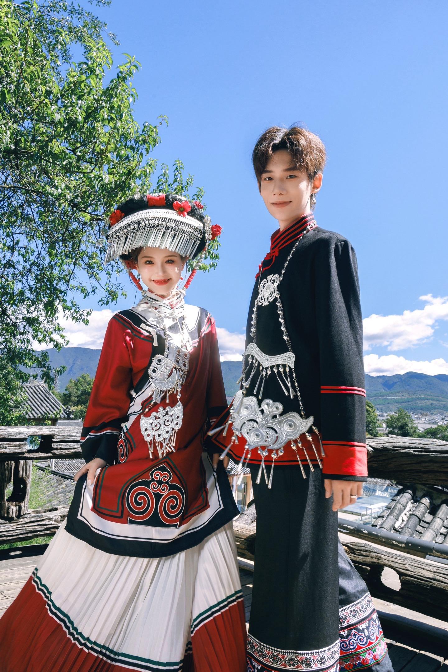 在丽江看到这种情侣写真至少目送五百米！！ 小情侣们丽江一定要整一套的彝...