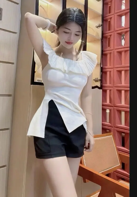 晚风掠过窗台，把今天的疲惫都吹散了。