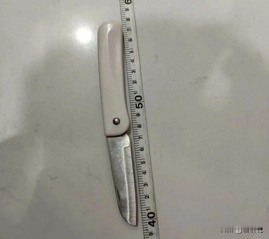 心够大的！江西瑞金，一女子去机场坐飞机，没想到，在安检过程中却突然响起警报声，女