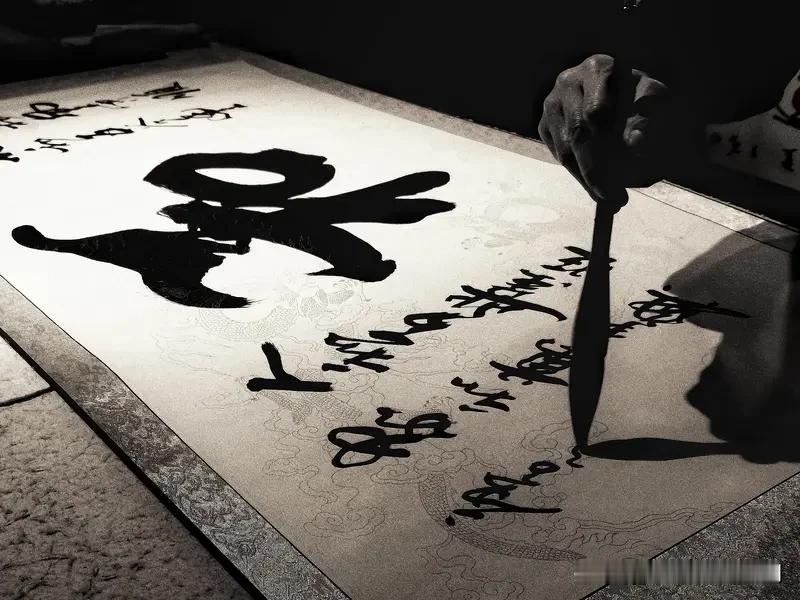 看到“一笔三行诗”这个上联，我脑海里瞬间就开始琢磨下联。“一笔”是数量词加名词，